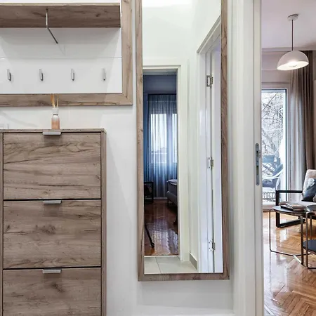 Two Bedroom With The Free Parking Apartment *