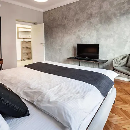 Two Bedroom With The Free Parking Apartament